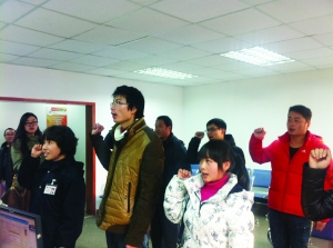 拿到驾照 新司机要握拳宣誓