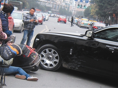 温州一劳斯莱斯违规掉头 吻上无牌摩托车