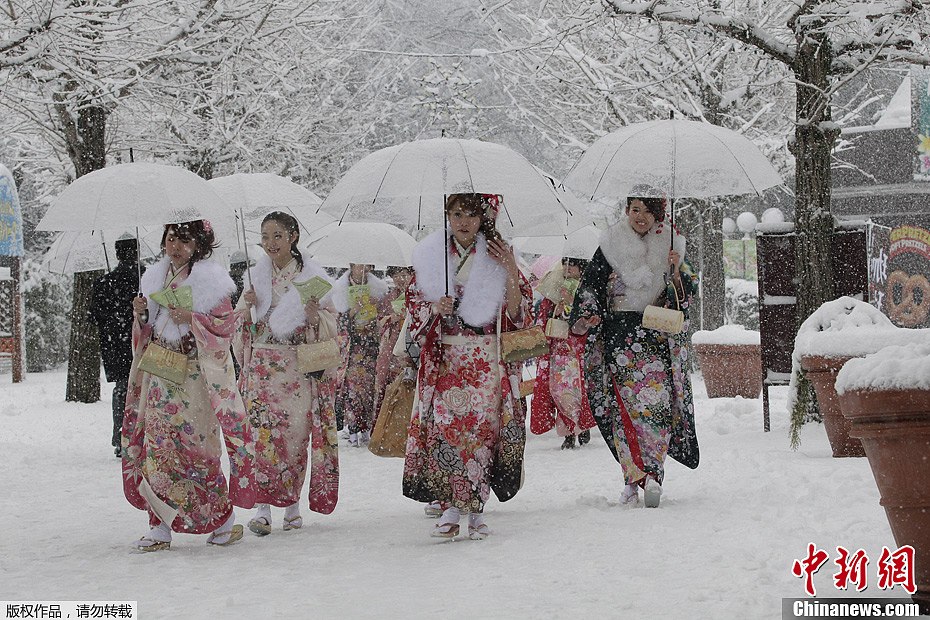 日本关东雪中迎 成人节 少女穿上华丽传统服装