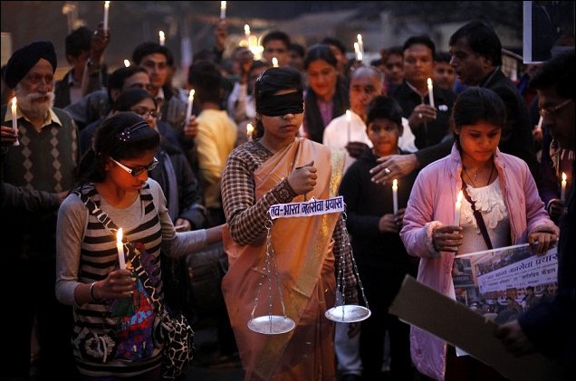 印度男子强奸未遂伙同父母烧死少女 黑公车强