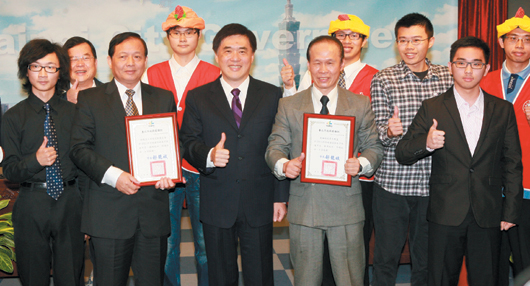 学生捡垃圾跨年最有感 郝龙斌表扬_资讯频道