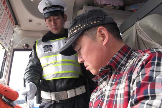 春运首日,瑶海交警大队民警检查客车驾驶人各类证件高清图片