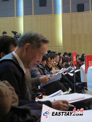 贫困生人均年收入_贫困生的家庭人均收入(3)