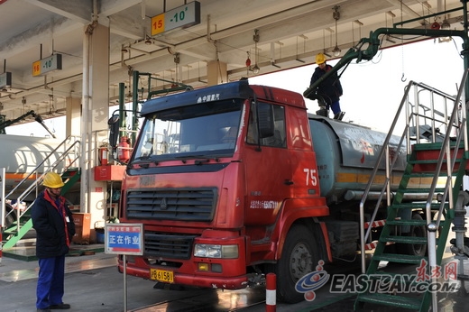 上海石油杨浦油库发油平台发油作业中