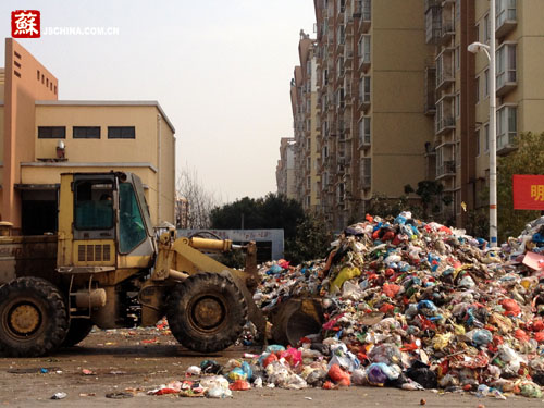 南京一垃圾场恶臭扰民多年被堵路 小区垃圾无法清运三天堆成山_资讯频道_凤凰网