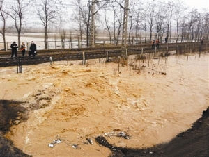 洪洞水库垮塌 逼停多趟列车_资讯频道_凤凰网