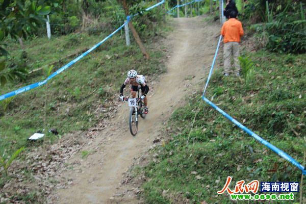 山地自行车比赛首日 竞争激烈赛事多变