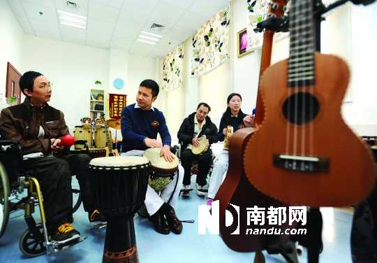 80后音乐治疗师 助失语者开口_资讯频道_凤凰网
