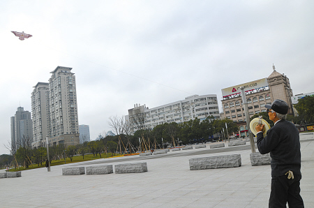 绷紧的风筝线暗藏杀机 一名骑车男子被刮伤脸