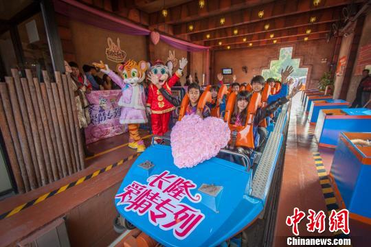 广州长隆推出十环过山车爱情专列挑战吉尼斯