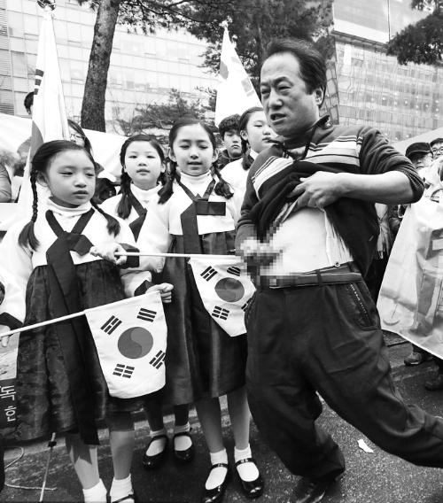 韩国一男子用刀刺腹