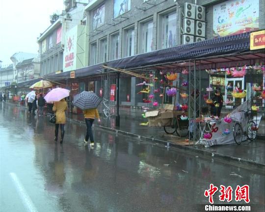 恰逢雨雪天气 南京夫子庙传统花灯生意冷清