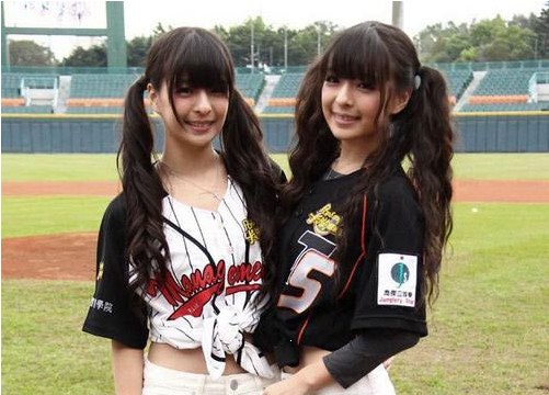 超萌双胞胎变<em>棒球少女</em> 笑容甜美可爱_资讯频道