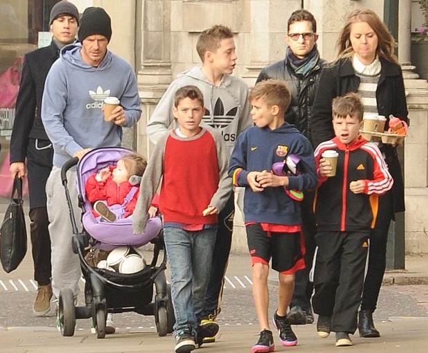 贝克汉姆带孩子公园踢足球 小七步履蹒跚似小企鹅(图)