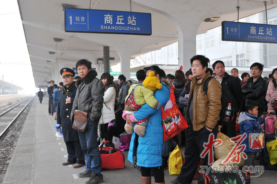 商丘火车站突击队保旅客出行 2600旅客3分钟