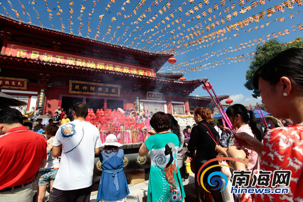 万余游客喜迎财神 三亚南山庙会成海南旅游亮点