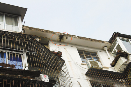 高塘三村20多户顶楼人家漏水 物业正在申请维修基金