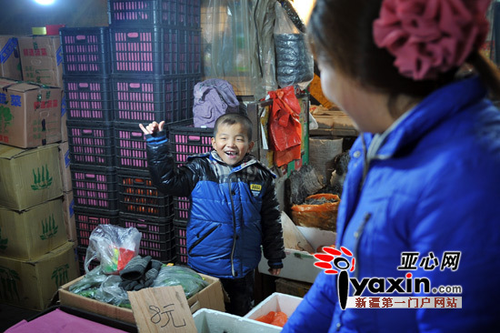 新疆乌鲁木齐北园春蔬菜批发市场有个6岁的小