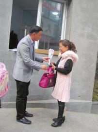 泸州梓橦路<em>小学校长</em>为每位<em>女教师</em>献花_资讯频