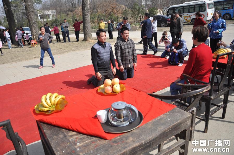河南悬赏孝子 现场给父母磕头谢恩景区免全家