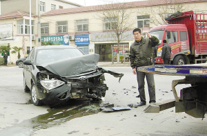 路边停车等人 谁料等来一场车祸_资讯频道_凤