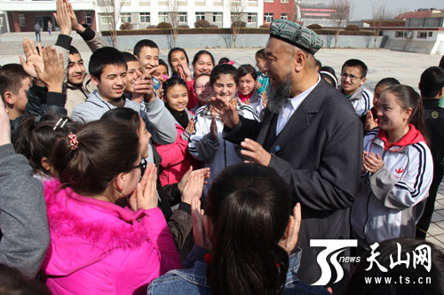 新疆全国人大代表看望北京内高班学生