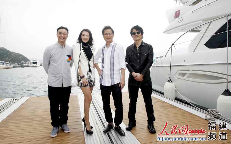 《中国最强音》四位导师首合体 章子怡白色披风性感热裤登场_资讯频道_凤凰网