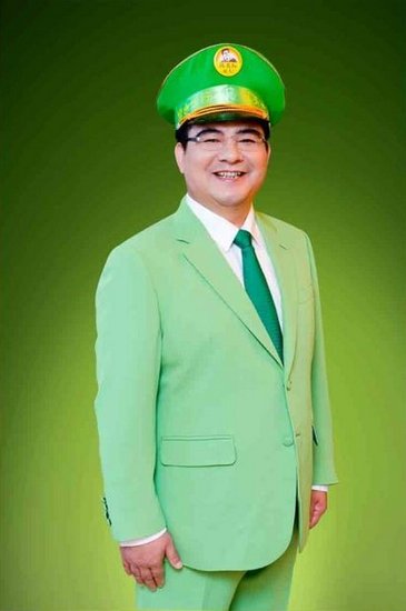 陈光标戴绿帽子穿绿西装旁听两会 称有争议才