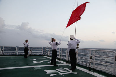 我海巡31船在南沙南熏礁海域举行升旗仪式