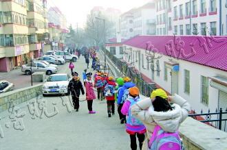 来看小学生年级排队去上学照五蚂蚁小学生图片