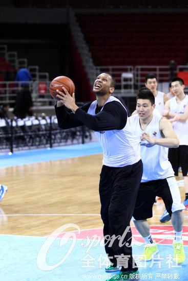 组图:CBA季后赛北京男篮训练 李根背后偷袭莫