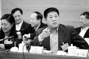 代表:建议探索暂住证-居住证-常住户口递进制