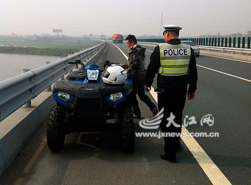 价值11余万豪华四轮摩托高速路上狂飙 民警将