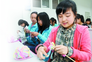 中学开编织课 <em>男生</em>说<em>织毛衣</em>比数学题还难_资讯