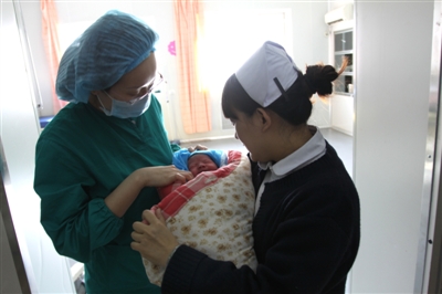 未婚妈妈分手后怀孕产女 新生女婴被弃垃圾箱(图)