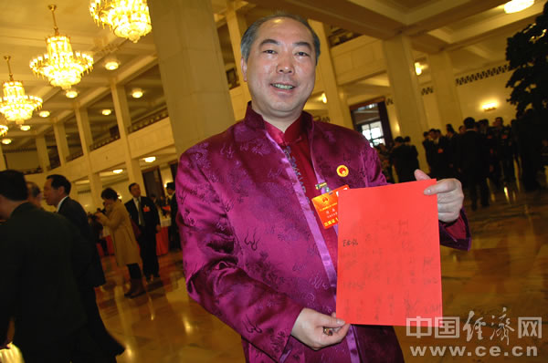 两会花絮:选票袋成为很多代表的留念(组图)