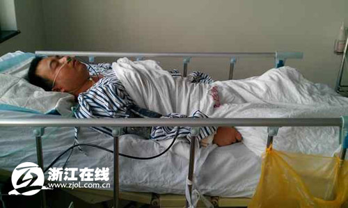 浙江男子喝完7瓶啤酒凌晨冲卡 执勤交警被撞重