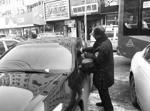 车主交停车费仍被交警贴罚单 停车场收费员撕