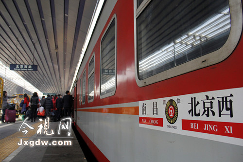 中国第一雷锋号列车:十六年如一日雷锋精神常