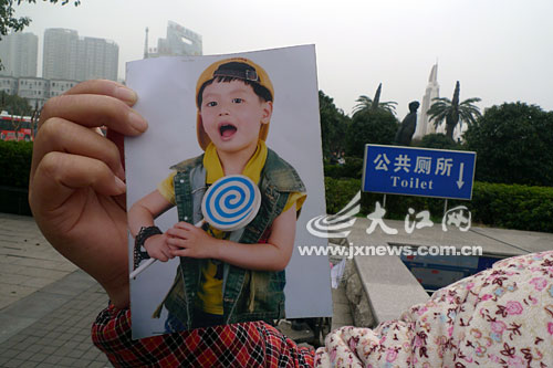 5岁男童南昌八一广场离奇失踪 警方已介入调查