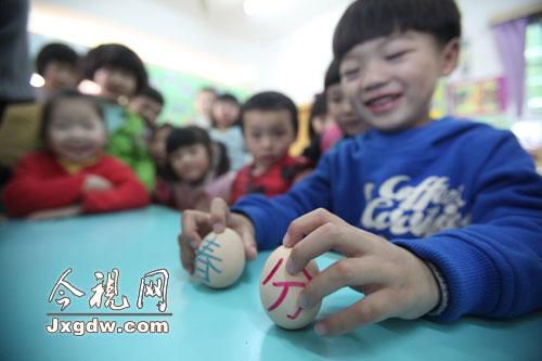 春分时节到 小朋友们忙蛋定