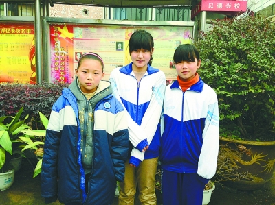 3名初中女生大胆扶起摔倒老人