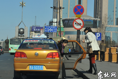 记者直击:哈尔滨出租车违停五大乱象