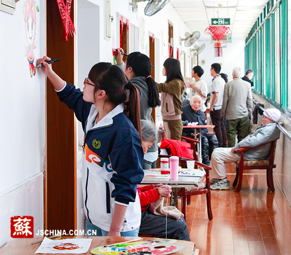 南林大学生为敬老院绘制墙画 引来老人连连称