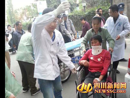 芦山四名地震伤员运抵成都 一名六旬老人骨盆骨折