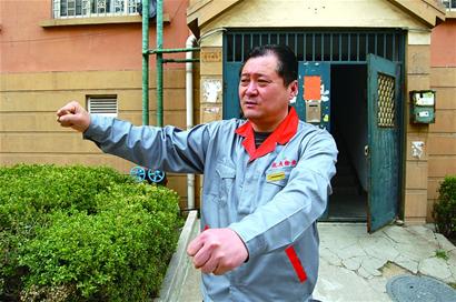 小区物业英雄救美 与劫财劫色歹徒搏斗10分钟