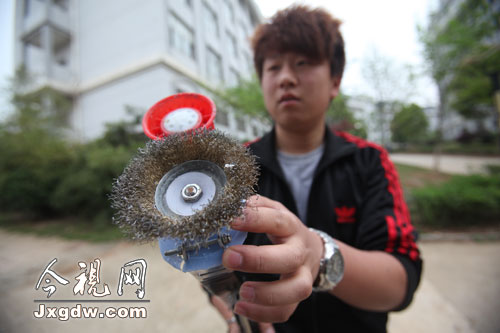 大学校园创意 学生自制小广告清理机