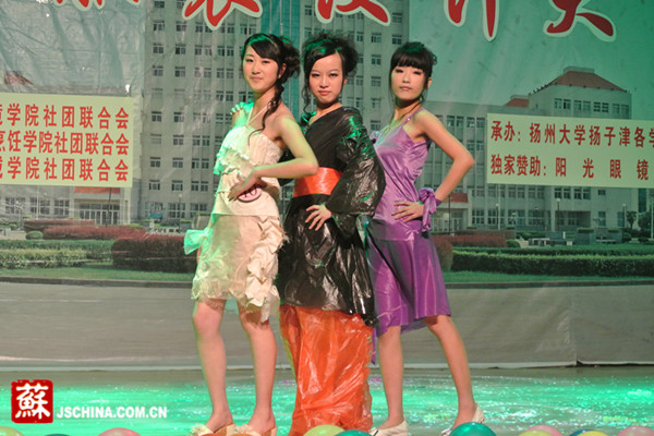 原标题:不一样的时装秀:扬大学子跳起环保style 中国江苏网4月23日讯 (通讯员 刘颜 朱泽华 记者 袁涛)窗帘、蚊帐、报纸、垃圾袋,这也能做衣服?答案当然是yes。近日,由扬州大学环境学院社联主办了一场环保服装设计大赛,来自大学校园的环保大师们带来一场不一样的时装表演。 比赛现场,野性的豹纹裙、浪漫的婚纱、唯美的旗袍、淡蓝的蚊帐衣,一件件精美的环保服装在观众们的叫好声中一一登台亮相。同学们将低碳环保与时尚潮流相结合,大到废旧的窗帘,小到常见的垃圾袋,生活中的这些废弃材料经过他们的巧手,转眼