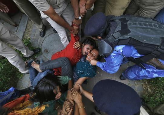 印度被强奸5岁幼女情况好转 民众连续3天游行