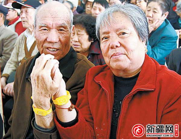社区黄手环活动 老人戴上黄手环内含其子女电